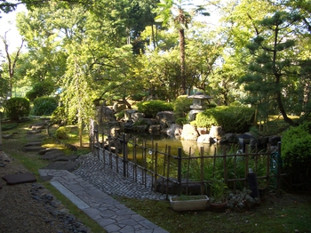 四季折々の花が楽しめる緑豊かな日本庭園