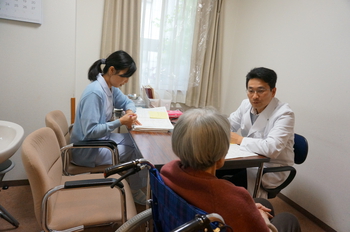 内科医の往診風景