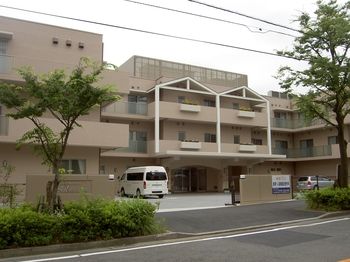 緑豊かな閑静な住宅街にございます。